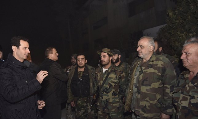 Bashar al Assad con soldados sirios
