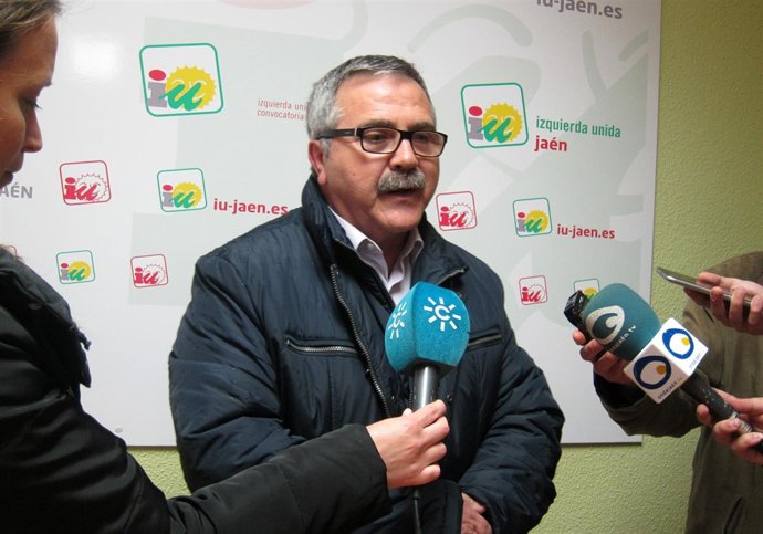 El coordinador provincial de IU, Luis Segura, atiende a los periodistas.