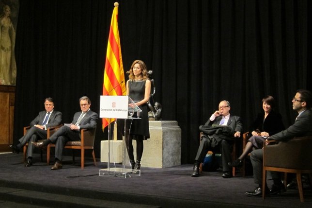 El pte.De Planeta J.Creuheras, el pte.A.Mas y el jurado del Premi Ramon Llull