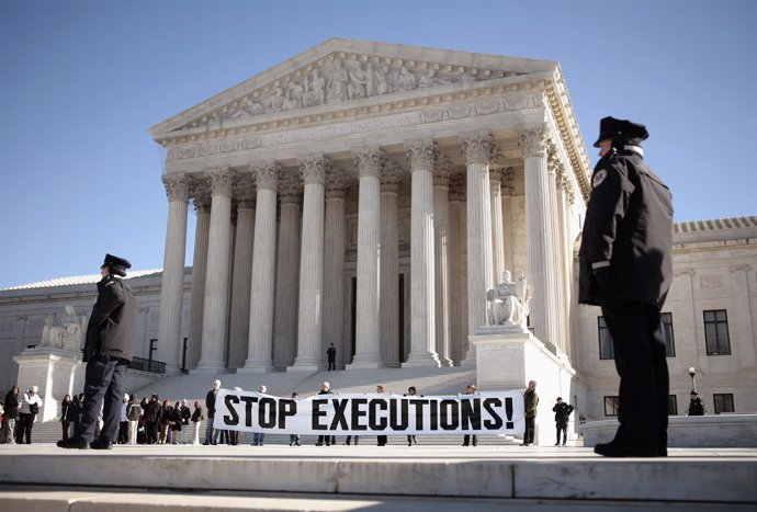 Protestas por la pena de muerte en Estados Unidos frente a corte de Washington