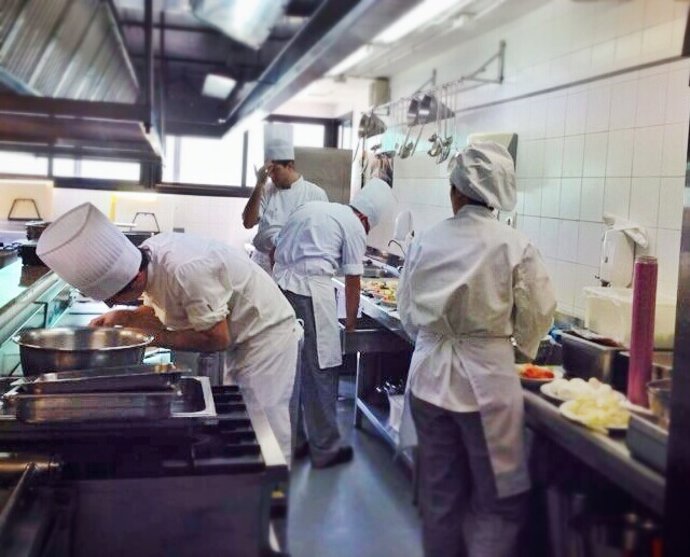 Cocina de la escuela de hostelería de la cónsula en málaga turismo gastronomía