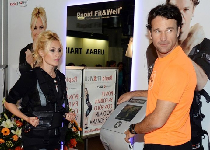 Carlin acerezuela y carlos moya unos padres en plena forma            