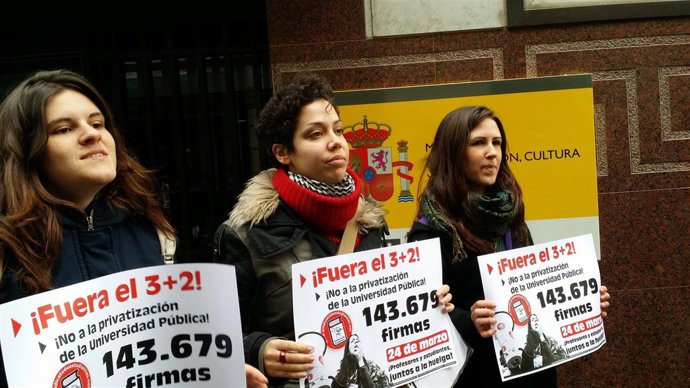 Portavoces del Sindicato de Estudiantes entrega 143.000 firmas contra el 3+2 