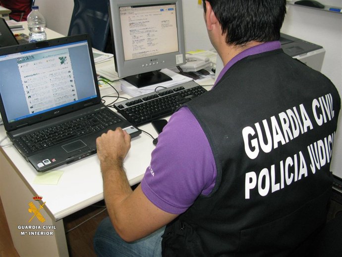 Un agente analiza internet