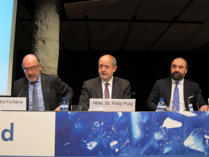 P.Fontana (APD), el conseller F.Puig y J.Palet (Deloitte)