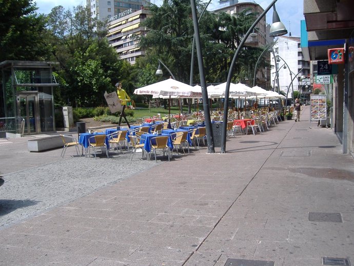 Terraza de verano en una calle ourensana