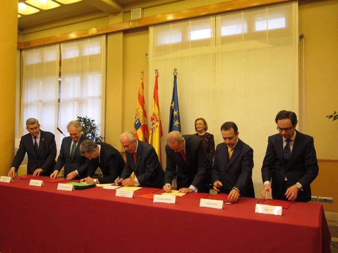 El consejero Francisco Bono ha firmado los convenios con las entidades bancarias