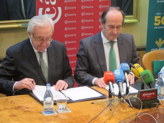 Firma del acuerdo entre Caja Rural de Asturias y la Cámara de Comercio de Oviedo