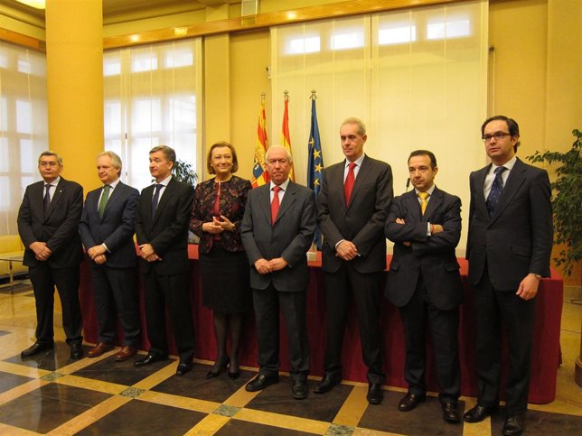 Rudi y Bono junto a los directivos de los bancos, tras firmar el acuerdo