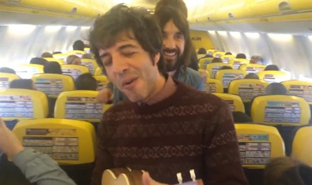 Sidonie cantando en el avión de Ryanair
