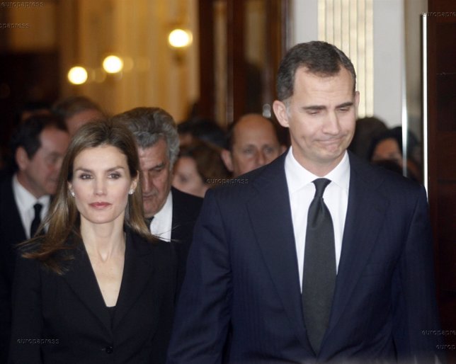 Felipe y Letizia interrumpen los actos en Francia por estrello avión