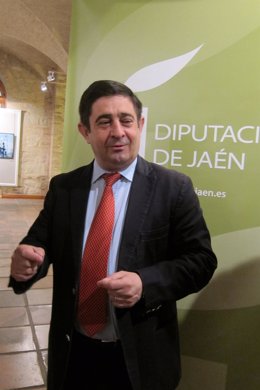 El presidente de la Diputación de Jaén, Francisco Reyes, en la entrega de ayudas
