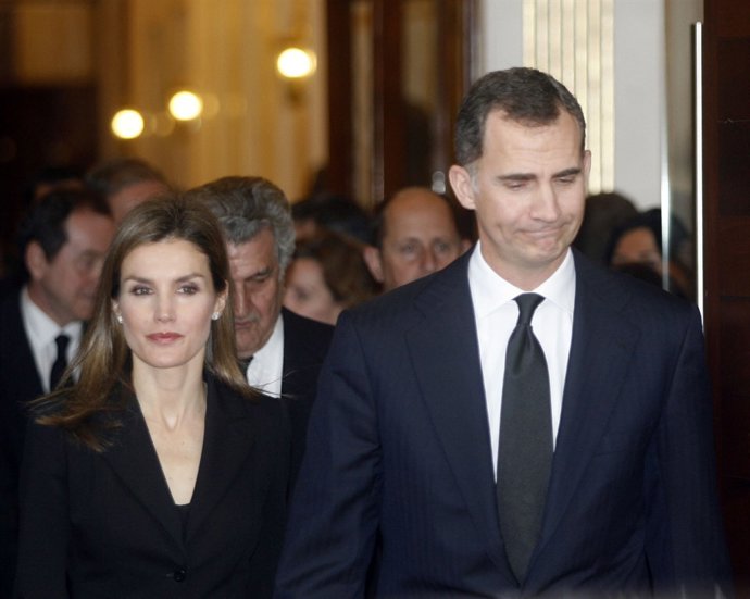 Felipe y Letizia interrumpen los actos en Francia por estrello avión