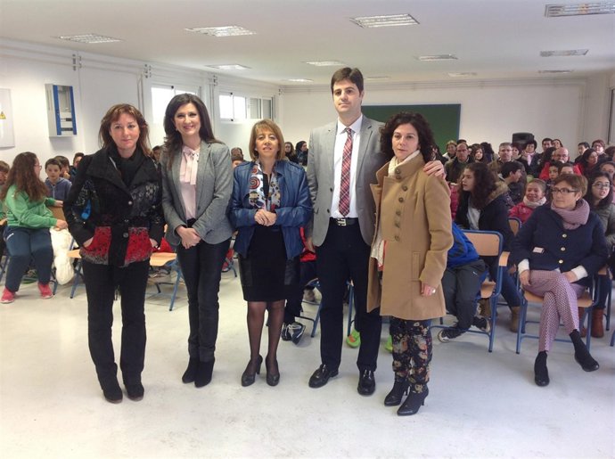 Gálvez (centro), en la inauguración de la reforma del colegio de Ibros.