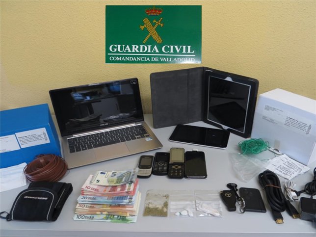 Droga y otros efectos ocupados a los detenidos. 