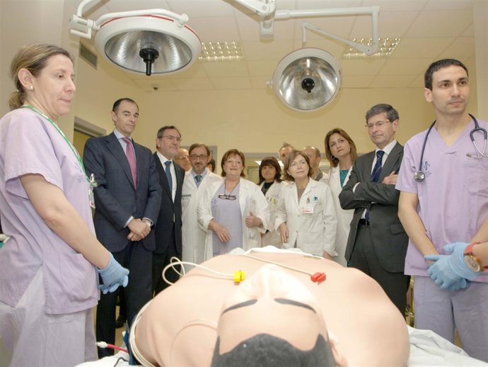Llombart en su visita el edificio docente del Hospital General de Castellón    