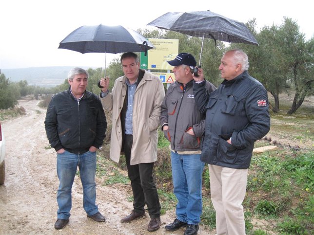 Quirós (2i) en la inauguración de las mejoras en el camino 'La Gramática'.