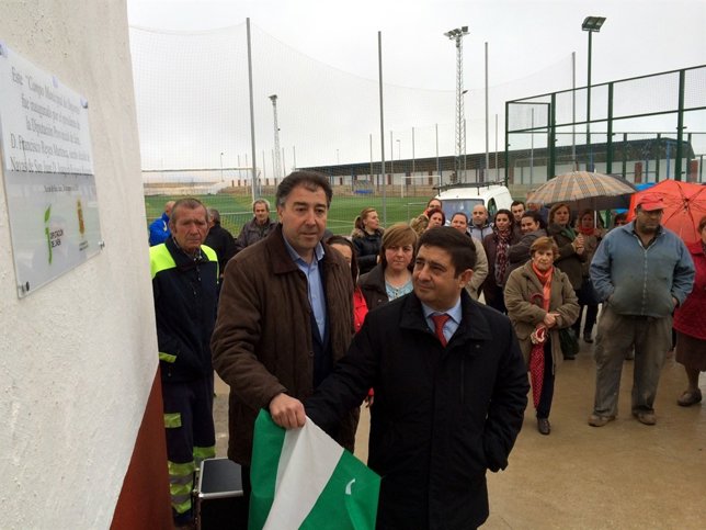 Requena y Reyes inauguran las nuevas instalaciones deportivas.