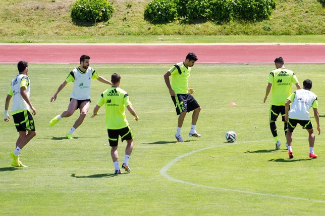 Diego Costa toca en el rondo de la concentración selección española
