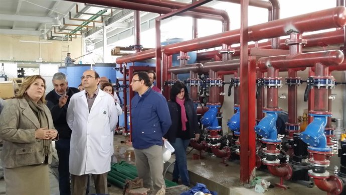 Jiménez (1i), en la planta de energía del Hospital San Juan de la Cruz. 