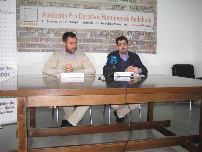 Valentín Aguilar y Juan Antonio Donínguez durante la presentación del estudio