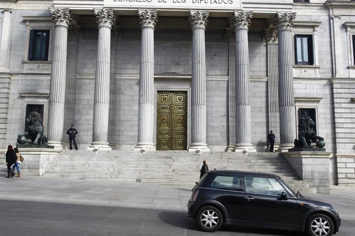 Puerta principal del Congreso de los Diputados con los leones