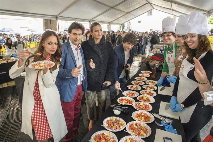Masterchef prepara una macroensalada en la Plaza Belluga de Murcia