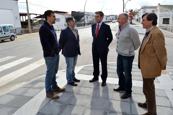 Lorite (centro) en la visita a la obra culminada