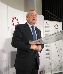 Carlos Solchaga, exministra de Economía y Hacienda.