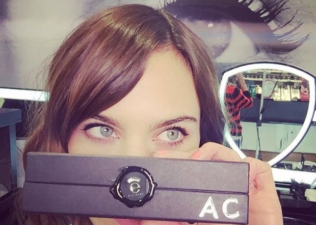 Alexa Chung es una adepta al estilo cat eye