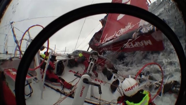 El 'MAPRE' en el momento de irse de orzada en el Oceáno Sur