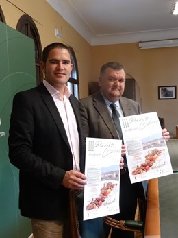 Buenestado y Zurera con el cartel del III Día del Cordero