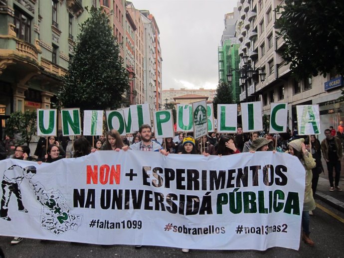 Manifestación de estudiantes y profesores de la Universidad de Oviedo. 