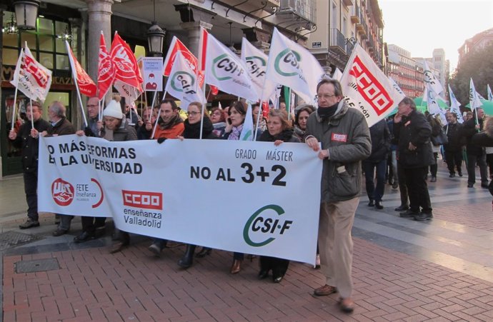 Participantes en la movilización convocada por los sindicatos en Valladolid