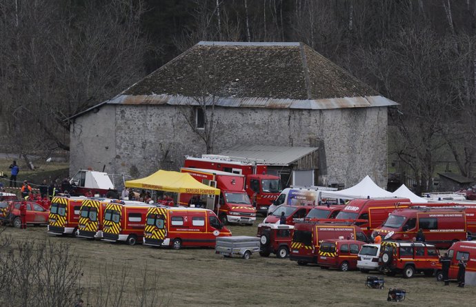 Servicios de emergencia cerca del lugar del avión siniestrado en los Alpes