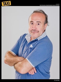 PEdro Reyes en el cartel de su obra Taxi