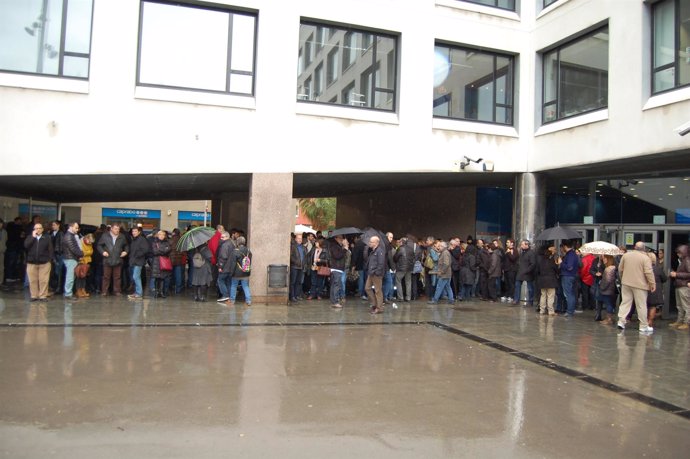 Minuto de silencio por  Germanwings en la sede de UGT de Catalunya