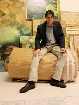 El pintor Carlos Pardo posa con su obra