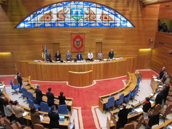 Minuto de silencio en el Parlamento gallego por el accidente aéreo