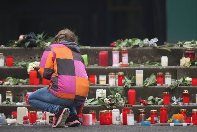 Accidente de avión en los Alpes de Germanwings, chica deja velas por los muertos