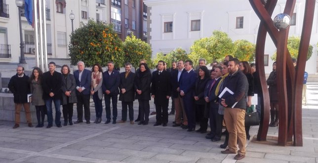 Minuto de silencio en el Parlamento de Extremadura por accidente de Germanwins