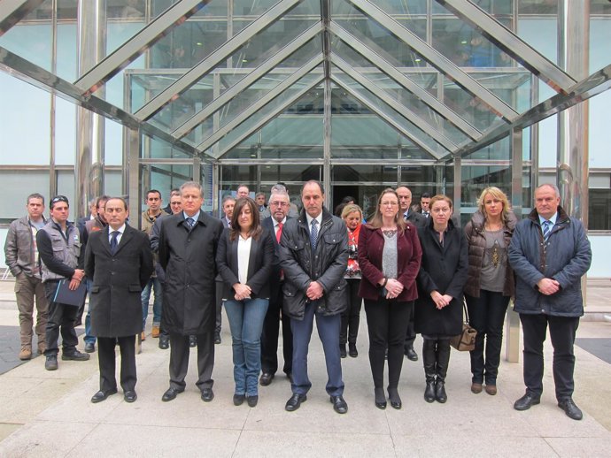 El Gobierno cántabro guarda minuto de silencio por el accidente aéreo 