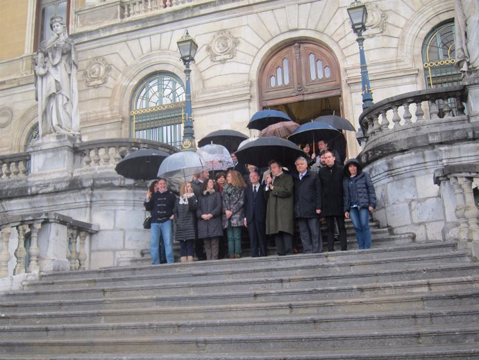 Concentración del Ayuntamiento de Bilbao en las escalinatas