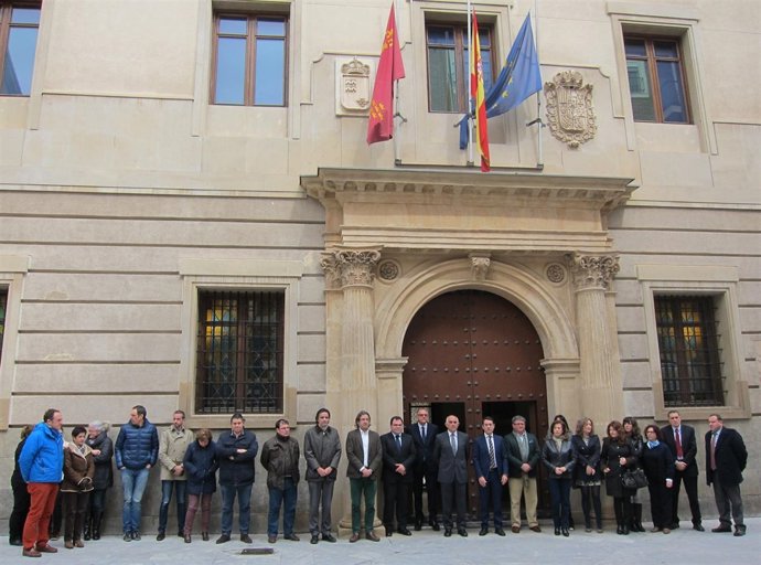 El presidente Alberto Garre y el Gobierno guardan un minuto de silencio 
