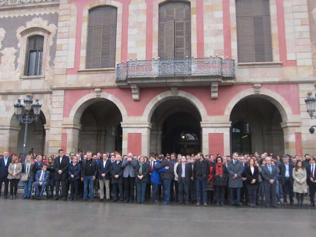 Minuto de silencio ante el Parlament