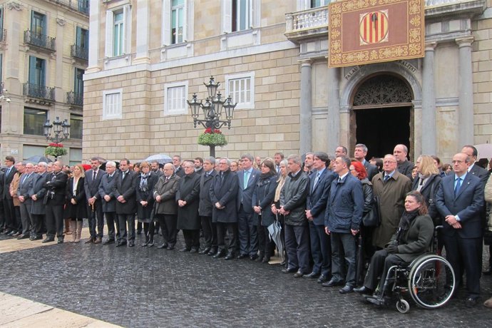 Minuto de silencio ante el Palau de la Generalitat por el accidente en los Alpes