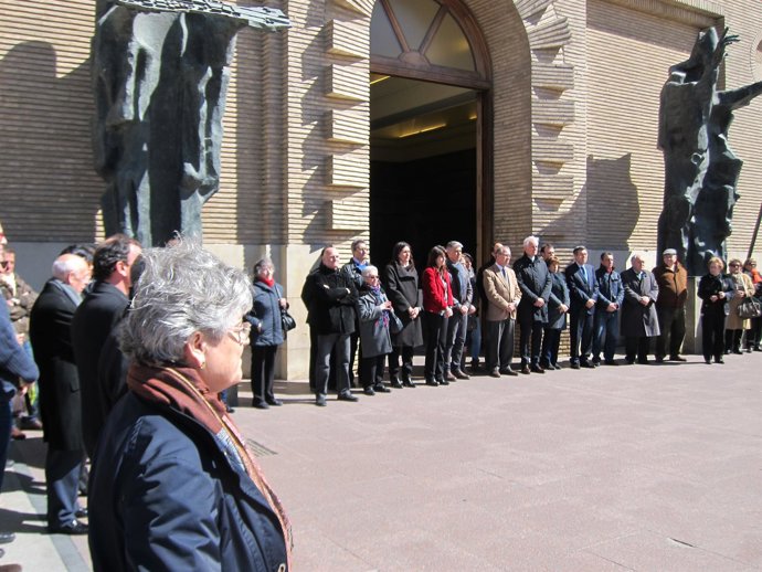 Minuto de silencio en el Ayuntamiento por el accidente del Airbus