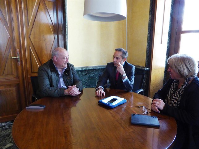 Sánchez de Muniáin y la directora de Cultura con el alcalde de Urdax
