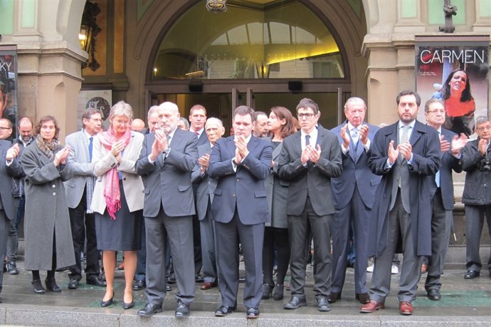 Homenaje a las víctimas del accidente aéreo ante el Liceu