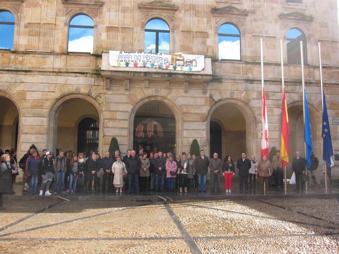Concentración en Gijón por las víctimas del accidente aéreo